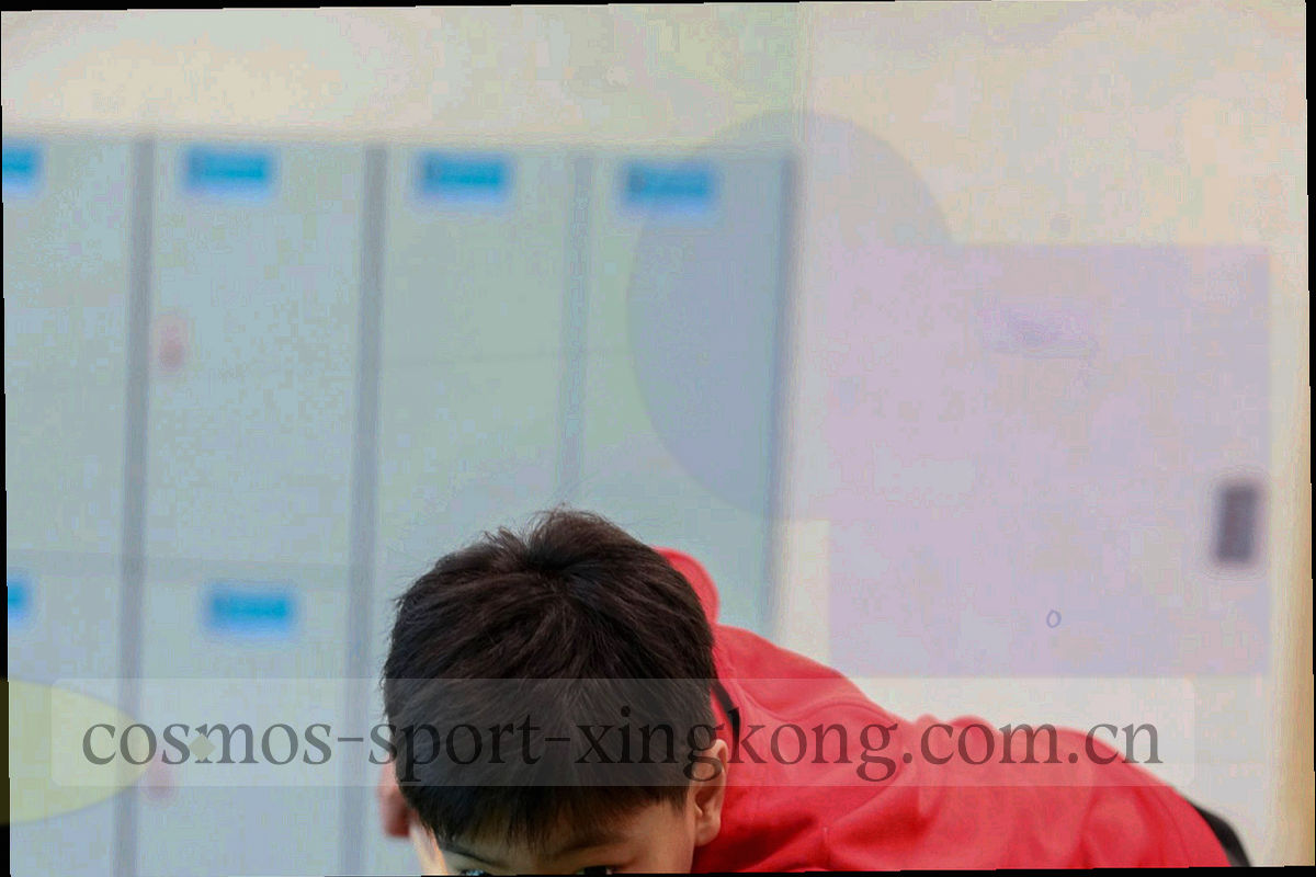 深色背景上错落排列的问答卡片与连接线，表现问题被逐条解答